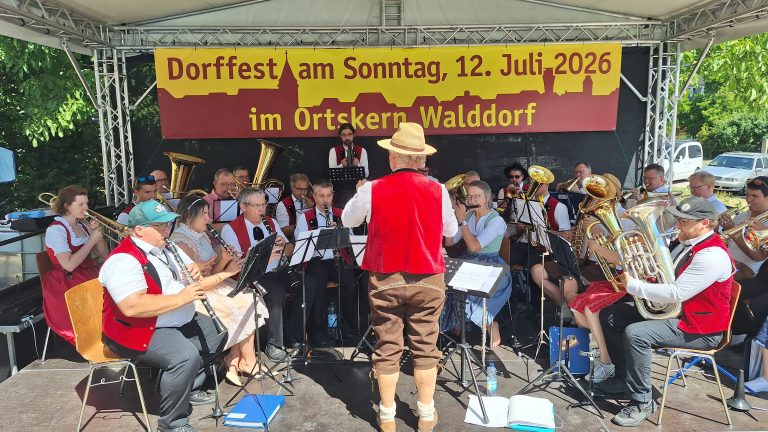 Jugendkapelle und Egerländer beim Dorffest